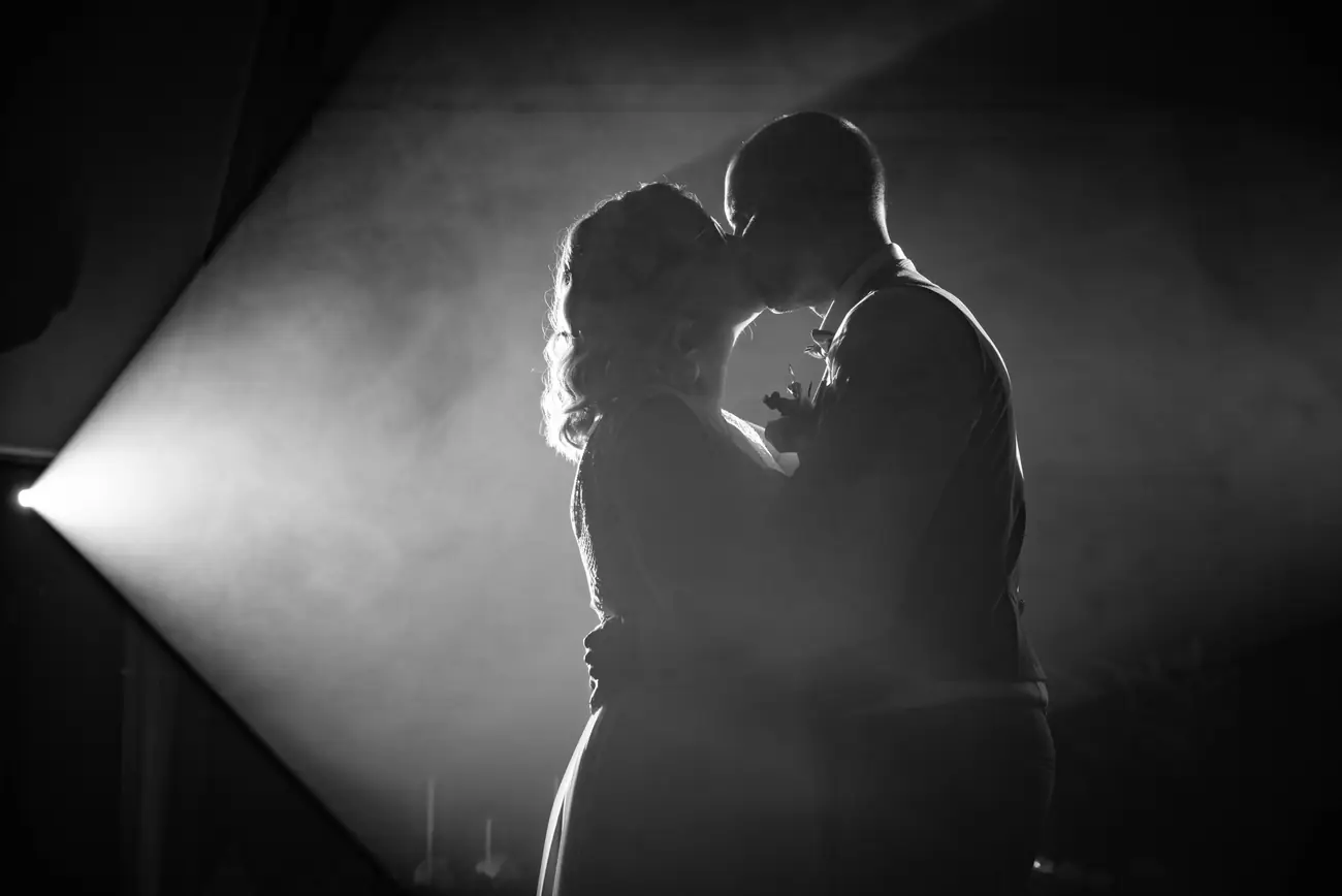 Baiser des mariés en contre-jour, noir et blanc