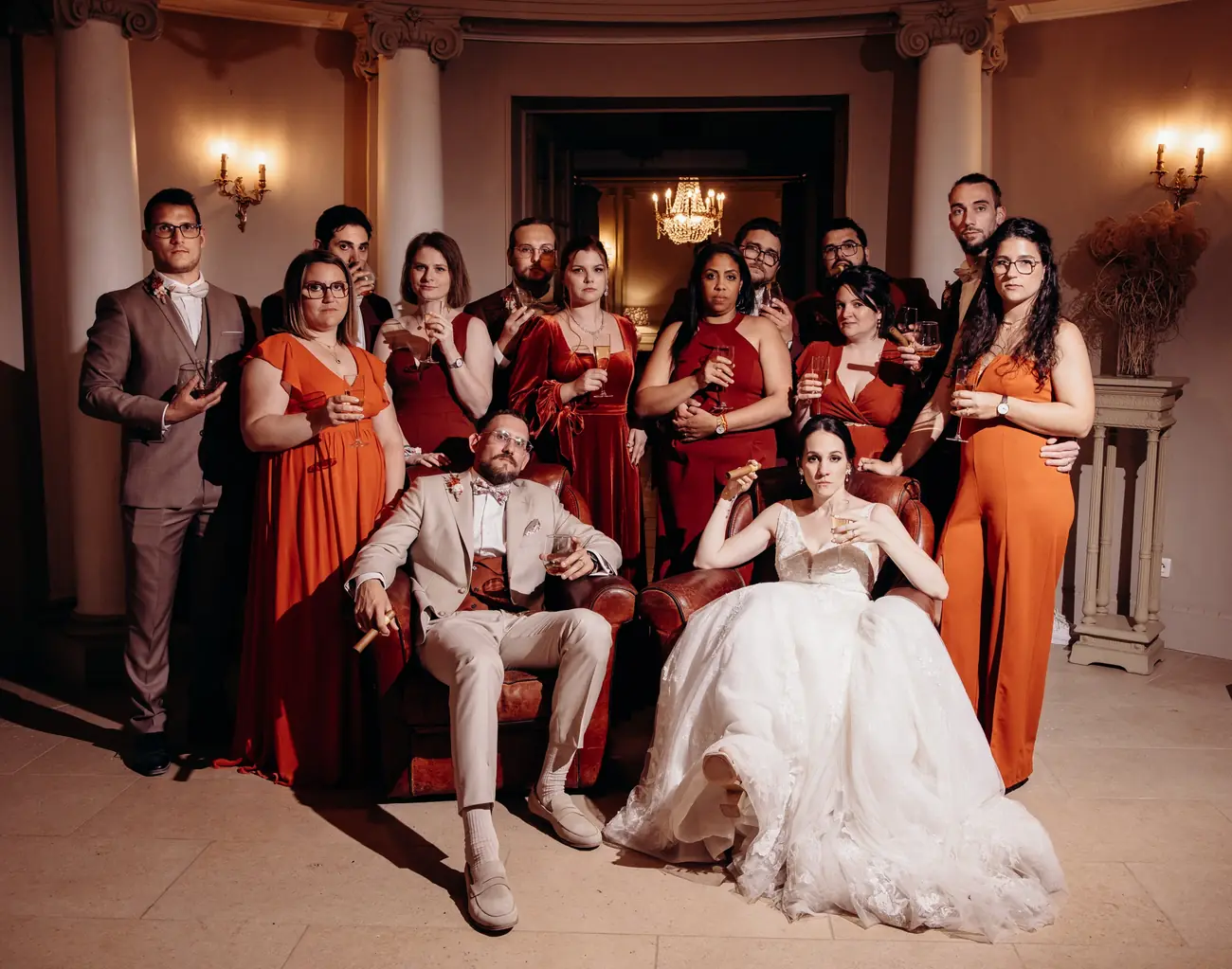 Mariés et leurs témoins posant dans un salon de château